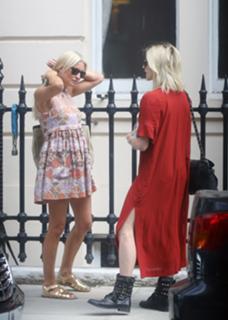 Denise Van Outen feet photo thumbnail