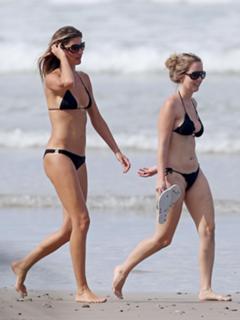 Gisele Bündchen feet photo thumbnail