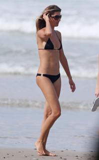 Gisele Bündchen feet photo thumbnail