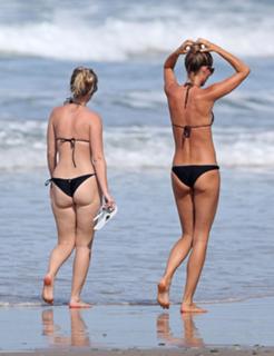 Gisele Bündchen feet photo thumbnail
