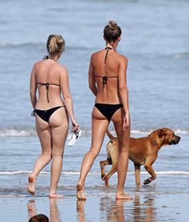 Gisele Bündchen feet photo thumbnail