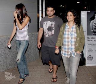 Anushka Sharma feet photo thumbnail