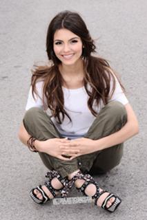 Victoria Justice feet photo thumbnail