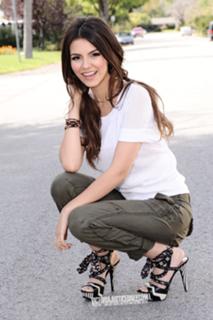 Victoria Justice feet photo thumbnail