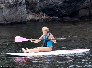 Carrie Underwood feet photo thumbnail