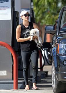 Kaley Cuoco feet photo thumbnail