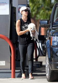 Kaley Cuoco feet photo thumbnail