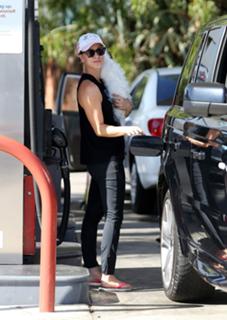 Kaley Cuoco feet photo thumbnail