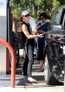 Kaley Cuoco feet photo thumbnail