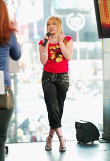 Hilary Duff feet photo thumbnail