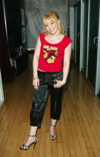 Hilary Duff feet photo thumbnail