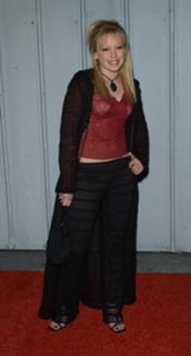 Hilary Duff feet photo thumbnail