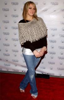 Hilary Duff feet photo thumbnail
