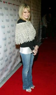 Hilary Duff feet photo thumbnail