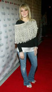 Hilary Duff feet photo thumbnail