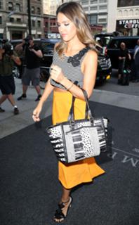 Jessica Alba feet photo thumbnail