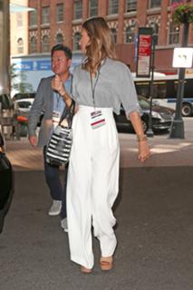 Jessica Alba feet photo thumbnail