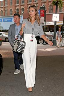 Jessica Alba feet photo thumbnail