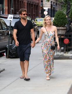 Diane Kruger feet photo thumbnail