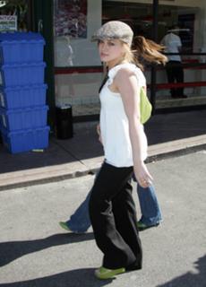 Hilary Duff feet photo thumbnail