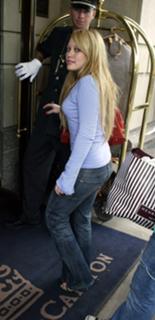 Hilary Duff feet photo thumbnail