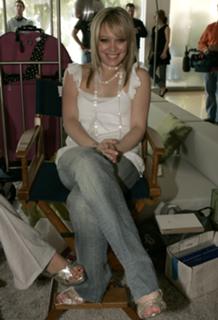 Hilary Duff feet photo thumbnail