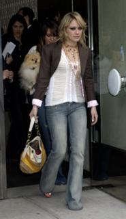 Hilary Duff feet photo thumbnail