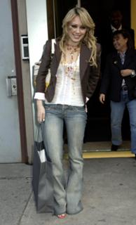 Hilary Duff feet photo thumbnail