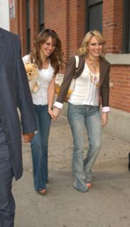 Hilary Duff feet photo thumbnail