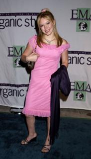 Hilary Duff feet photo thumbnail