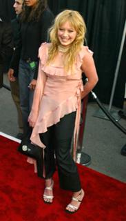 Hilary Duff feet photo thumbnail