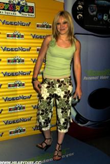 Hilary Duff feet photo thumbnail