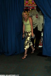 Hilary Duff feet photo thumbnail