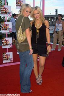 Hilary Duff feet photo thumbnail