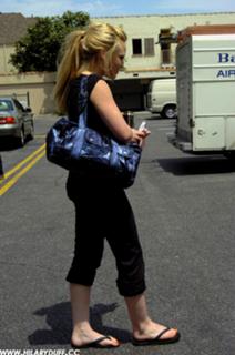 Hilary Duff feet photo thumbnail