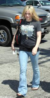 Hilary Duff feet photo thumbnail