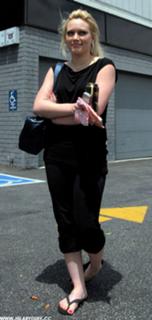 Hilary Duff feet photo thumbnail