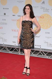 Anne Hathaway feet photo thumbnail