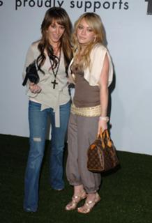 Hilary Duff feet photo thumbnail