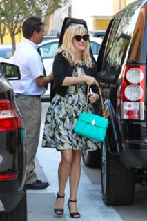 Reese Witherspoon feet photo thumbnail