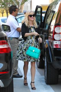Reese Witherspoon feet photo thumbnail