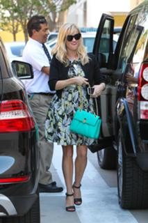 Reese Witherspoon feet photo thumbnail