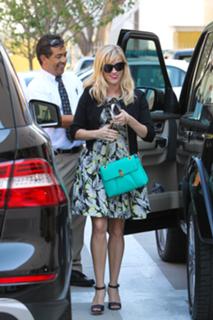 Reese Witherspoon feet photo thumbnail