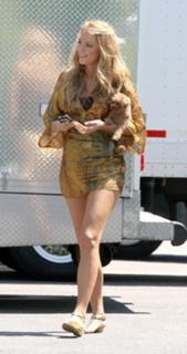 Blake Lively feet photo thumbnail
