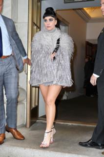 Lady Gaga feet photo thumbnail