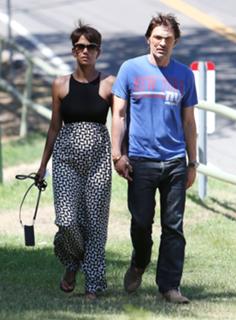 Halle Berry feet photo thumbnail
