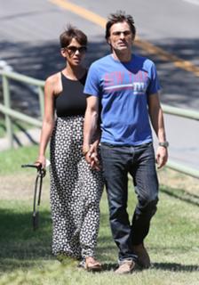 Halle Berry feet photo thumbnail