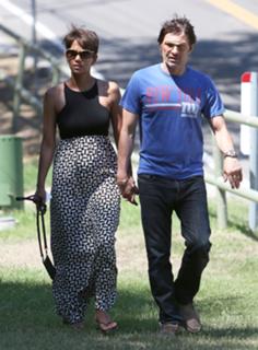 Halle Berry feet photo thumbnail