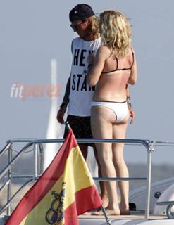 Ellie Goulding feet photo thumbnail