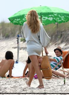 Blake Lively feet photo thumbnail